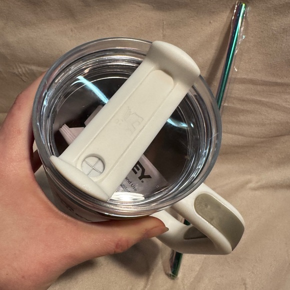 40oz Limited Edition Holographic and White Kuromi Stanley NIB - Picture 9 of 16